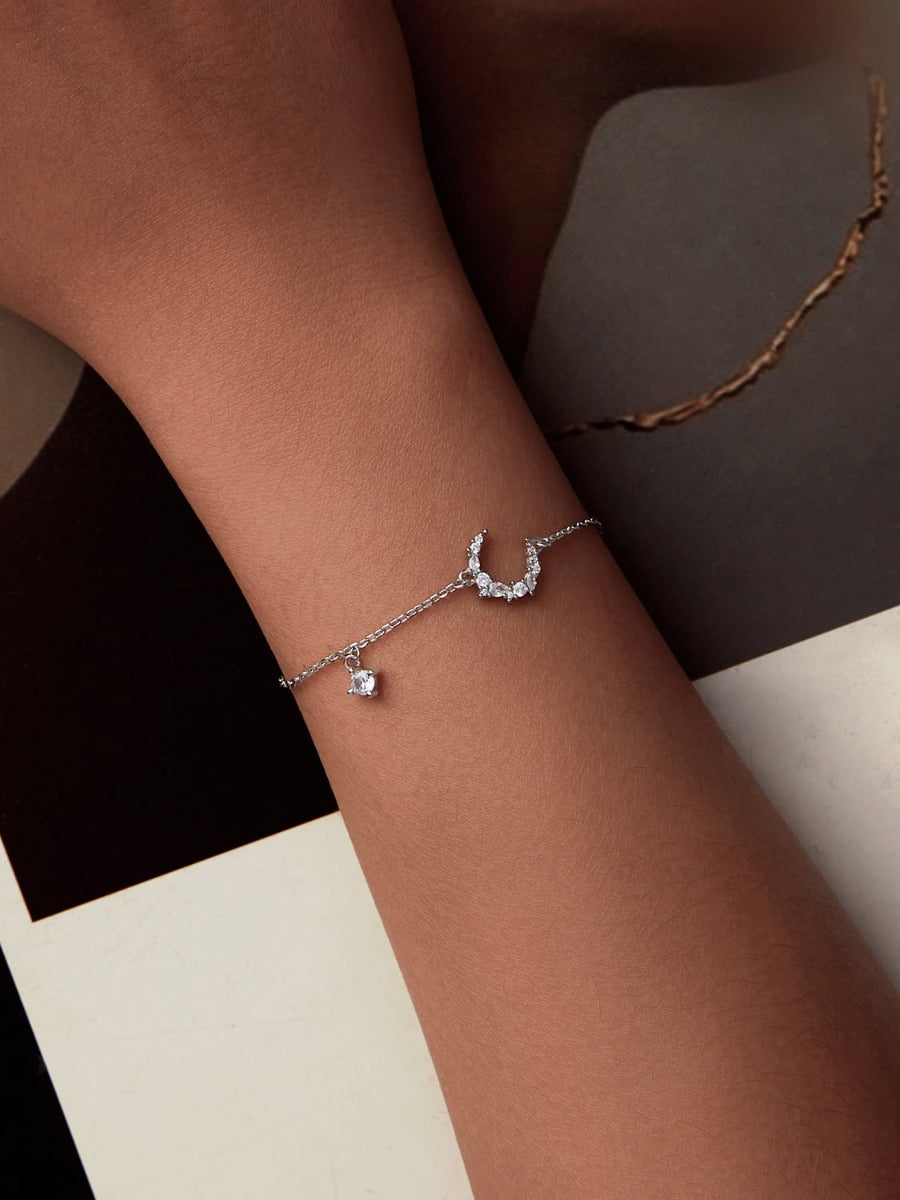 Brățară fină din argint cu lună și zirconii purtată pe mână