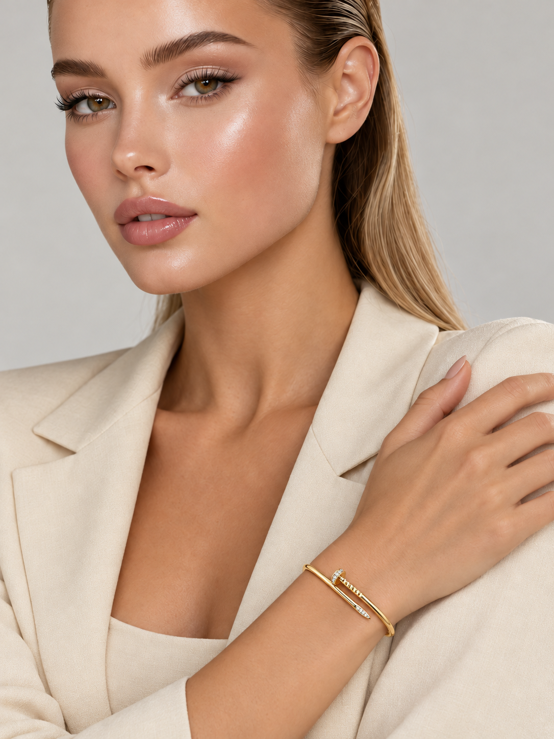 Brățară din Argint Moissanite Gold Nail Éclat pe model de aproape