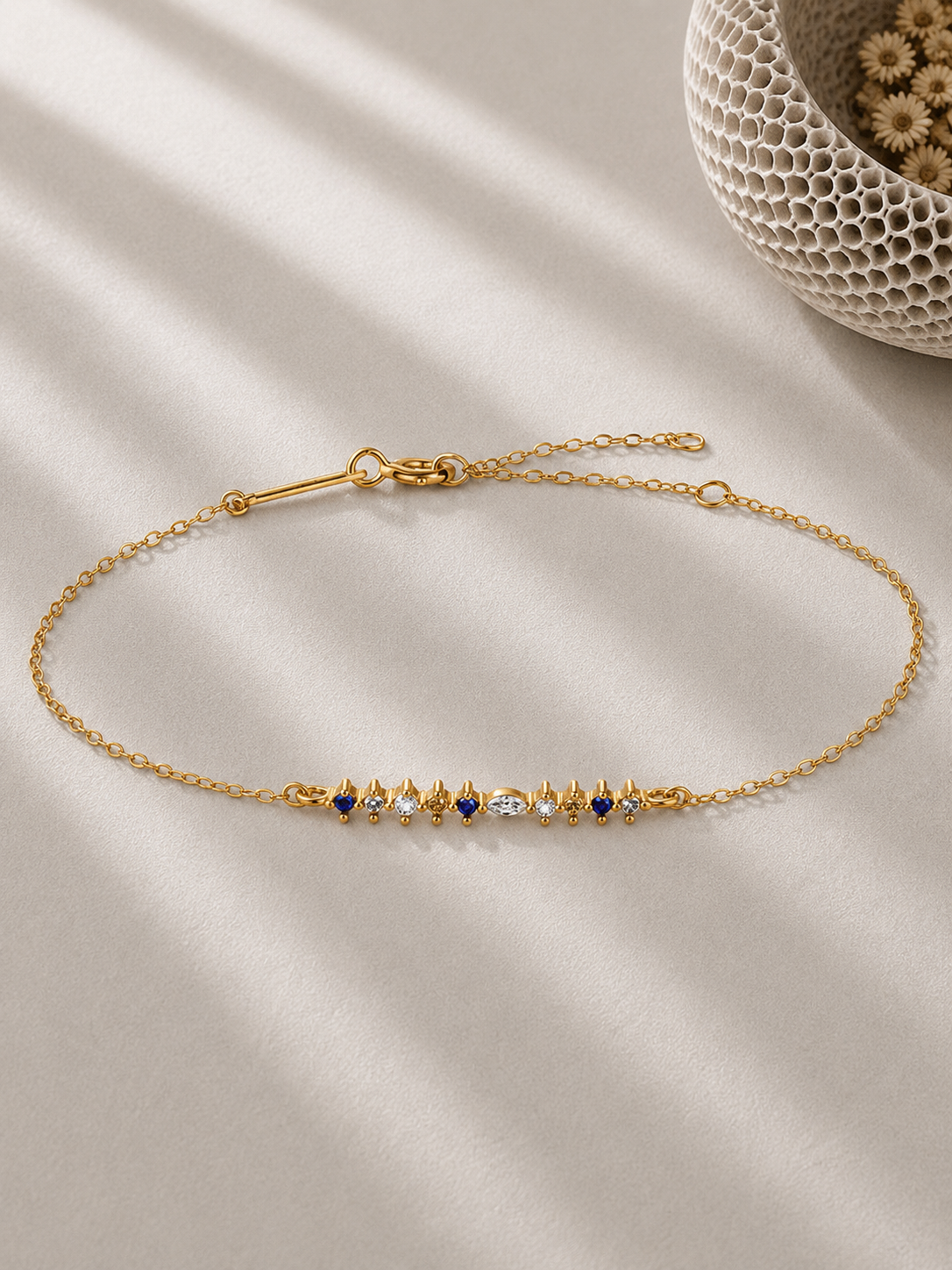 Brățară Gold Celestial Line purtată în combinații layering de sus