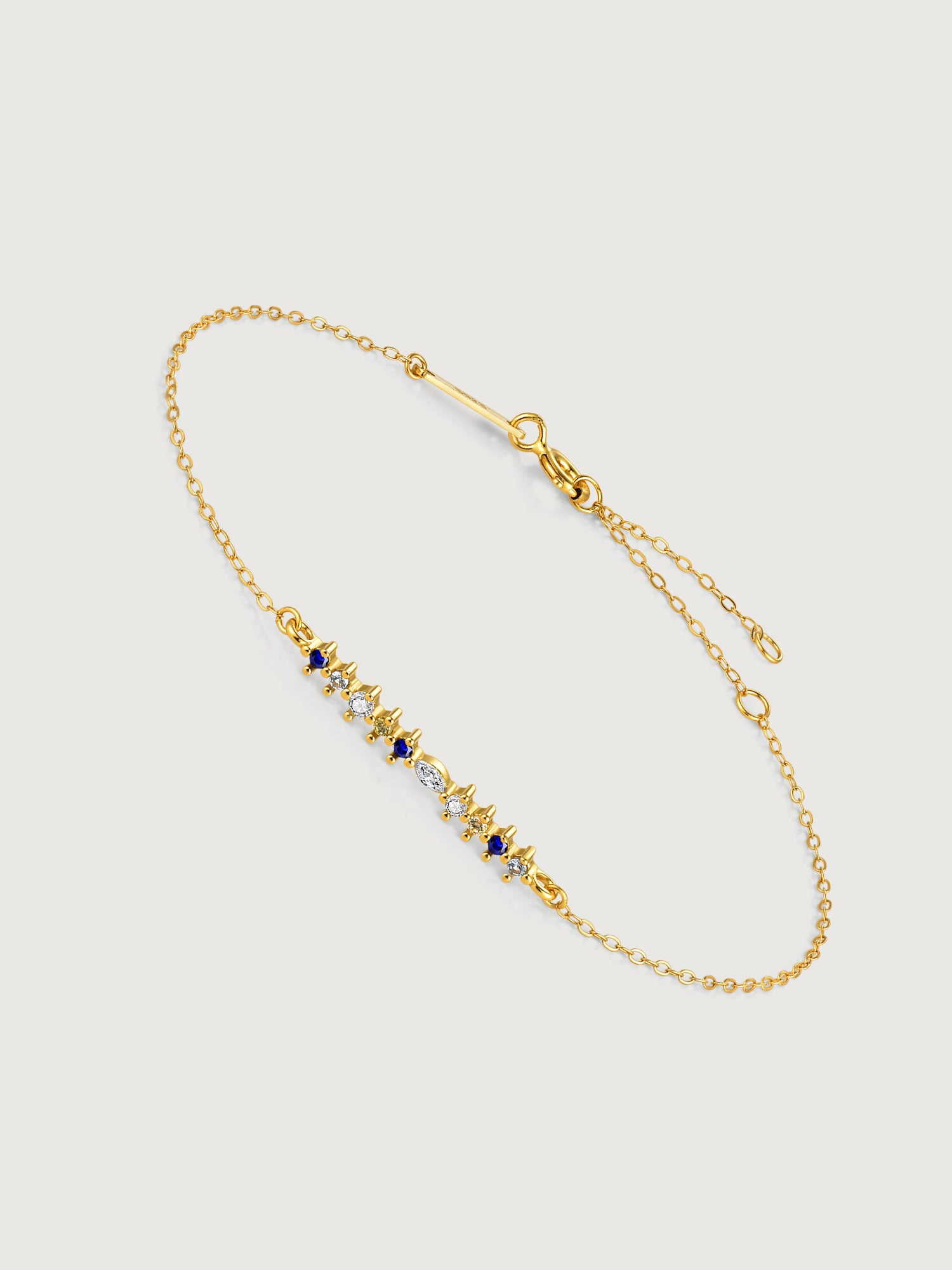 Brățară Gold Celestial Line purtată în combinații layering