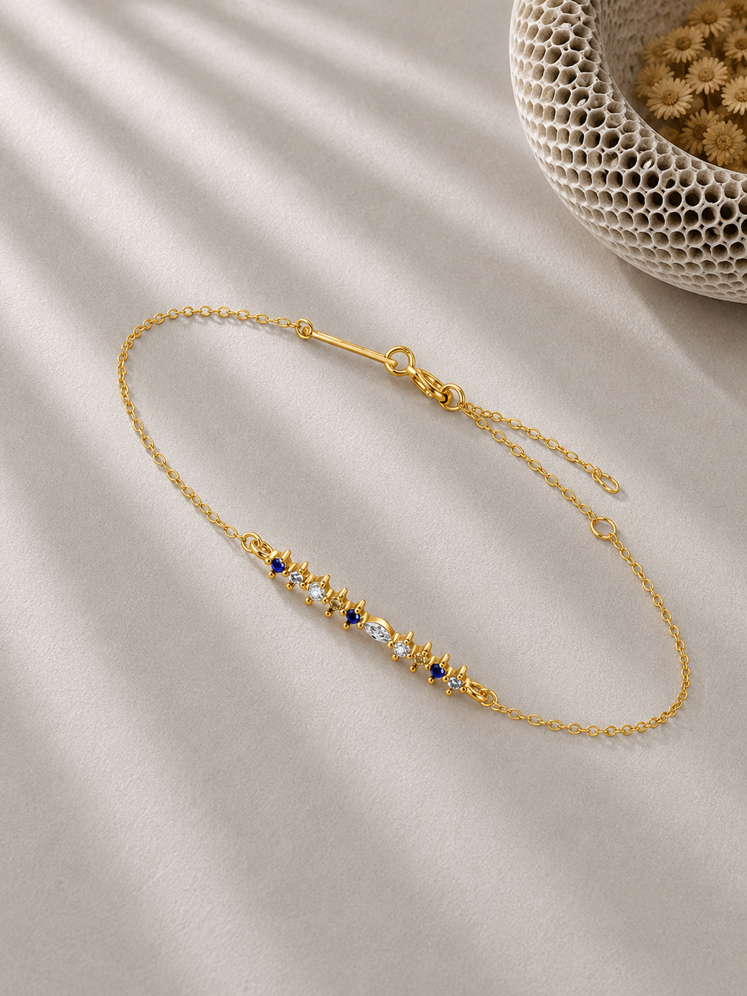 Brățară Gold Celestial Line purtată în combinații layering