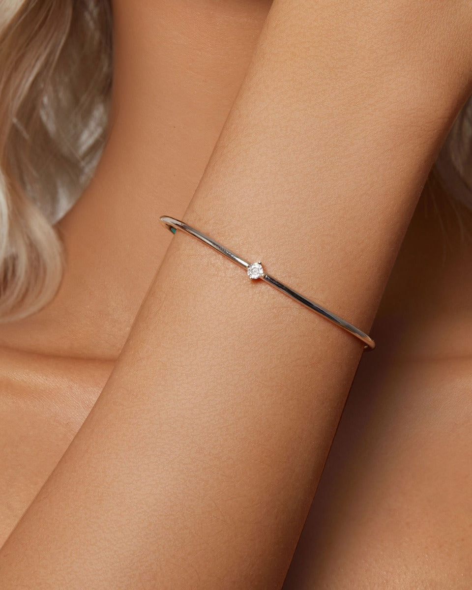 Brățară bangle din argint purtată pe mână