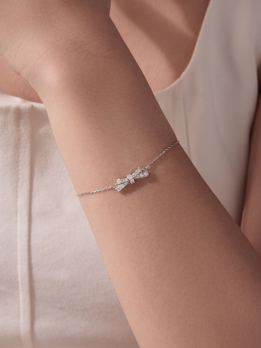 Brățară elegantă din argint cu fundă decorată cu moissanite