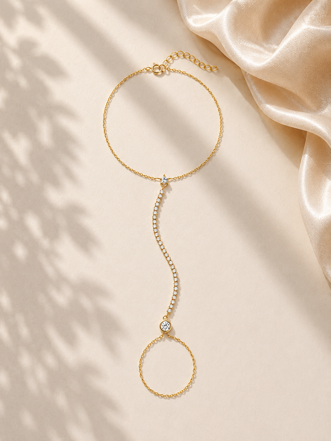 Brățară hand chain aurie cu linie de zirconii