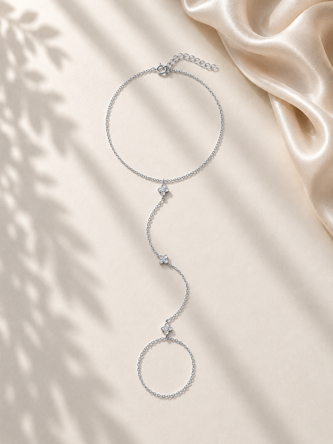 Brățară hand chain argintie cu trei flori