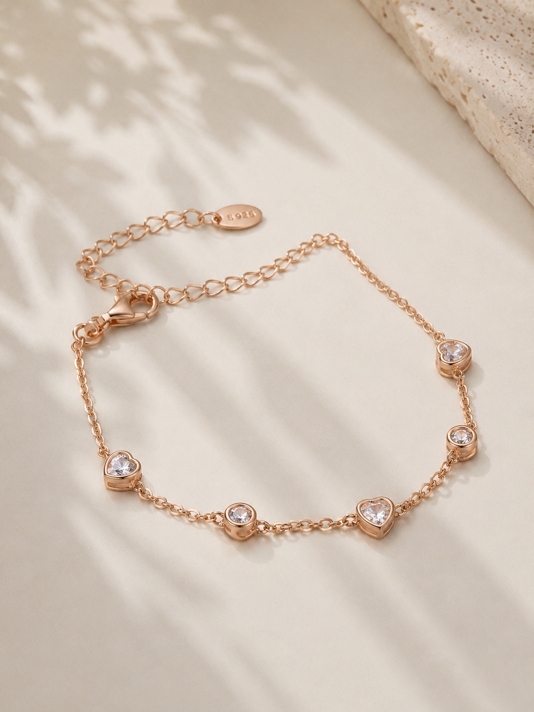 Brățară elegantă pentru femei cu inimioare rose
