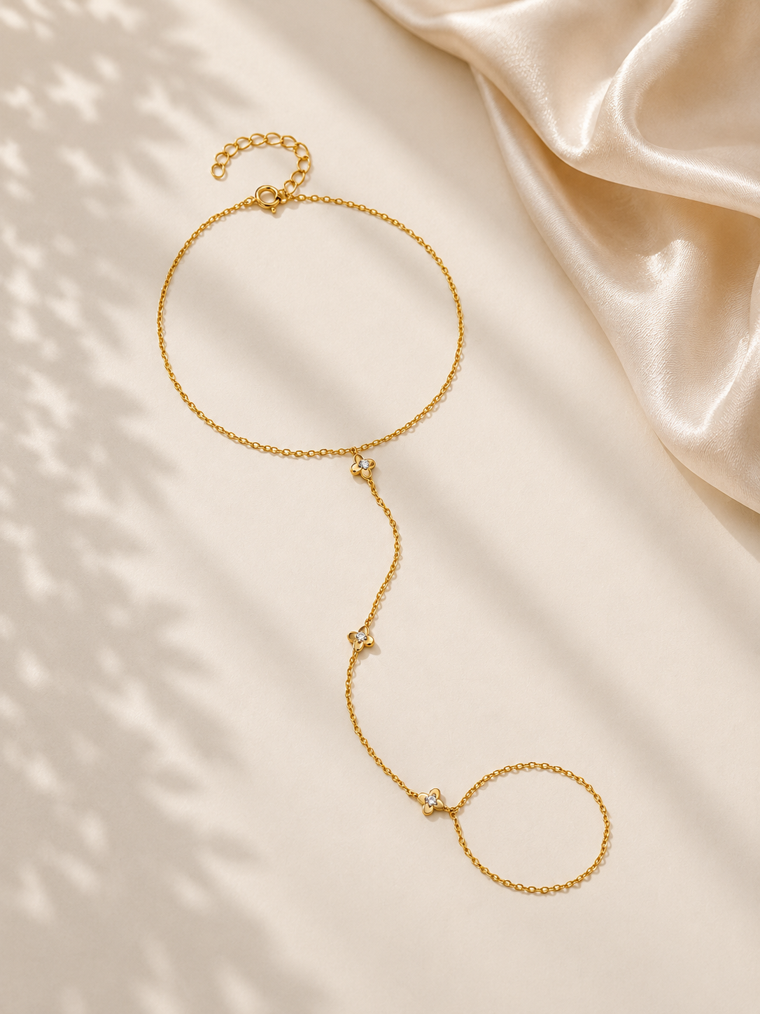 Brățară hand chain aurie cu trei flori