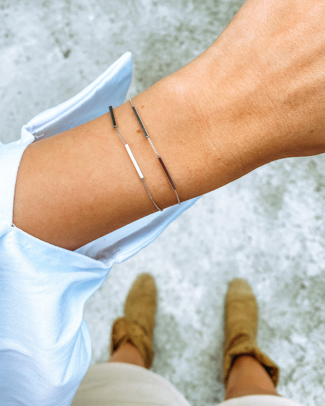 Brățară geometrică din argint purtată pe mână