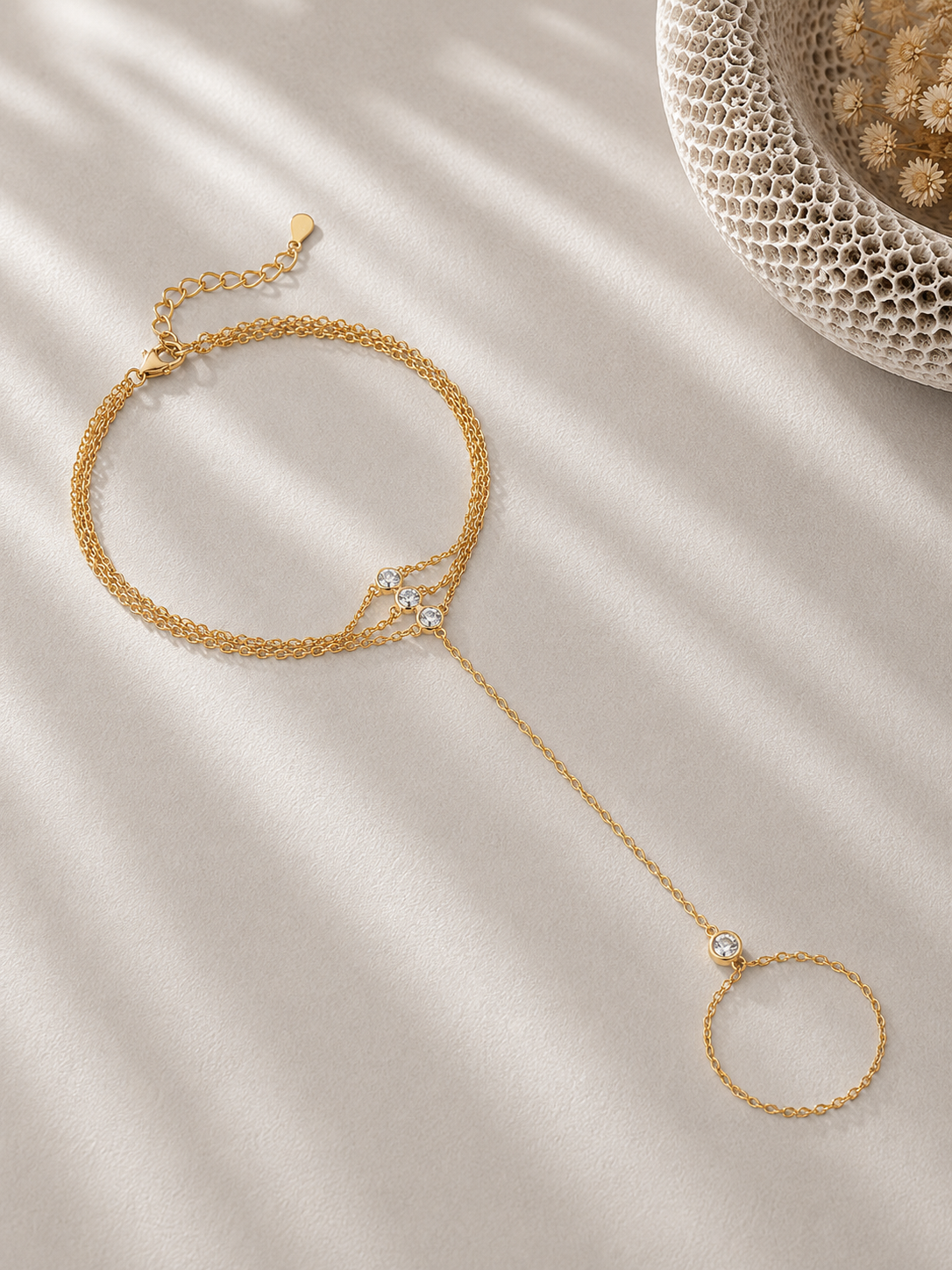Brățară tip hand chain din argint placată cu aur cu design elegant
