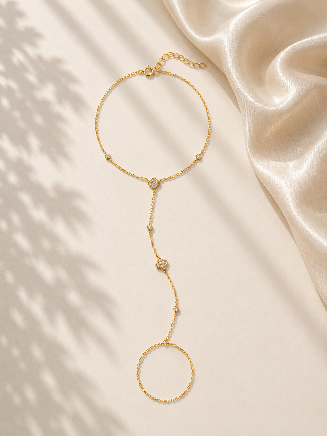 Brățară hand chain aurie cu flori
