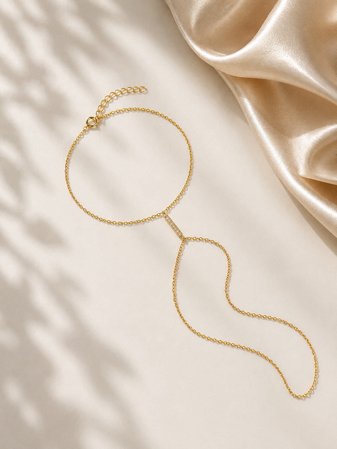 Brățară hand chain aurie minimalistă