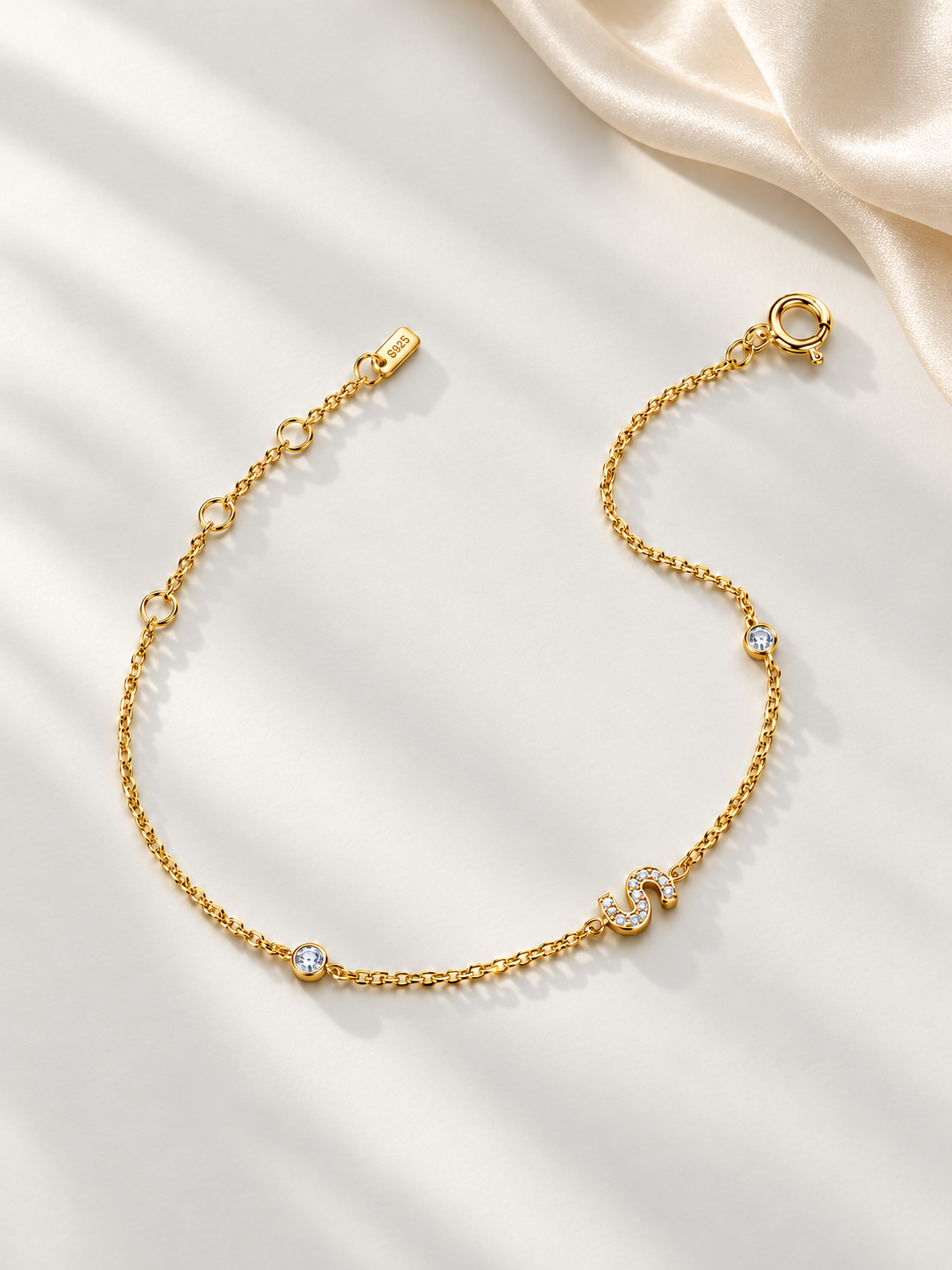Brățară Initial Spark Gold cu Litera S și Design Curbat