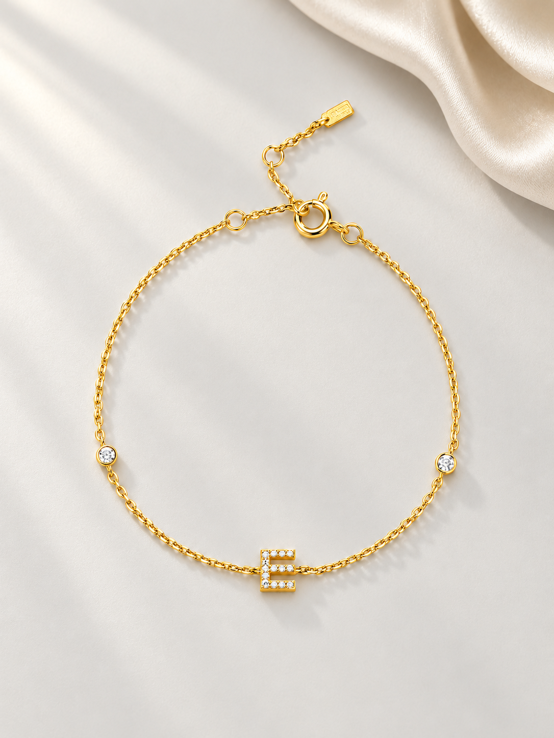 Brățară Initial Spark Gold cu Design Delicat și Litera E