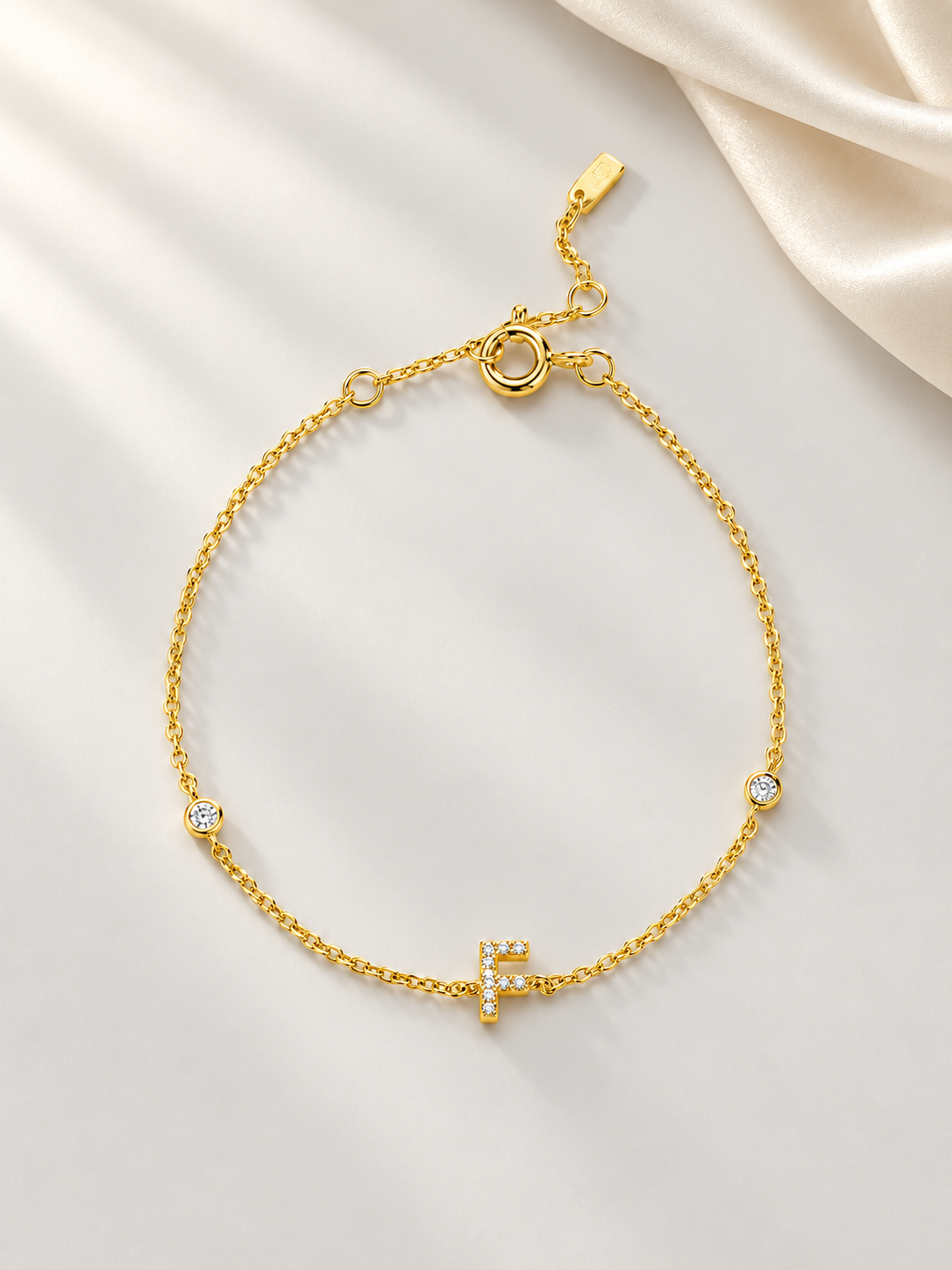 Brățară Initial Spark Gold cu Design Delicat și Litera F