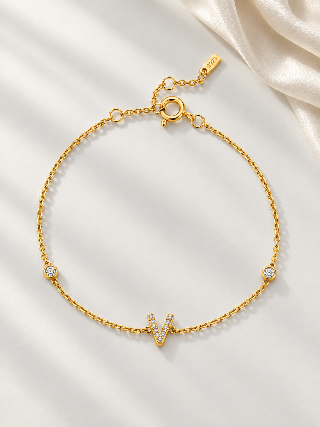 Brățară Initial Spark Gold cu Litera V și Design Geometric