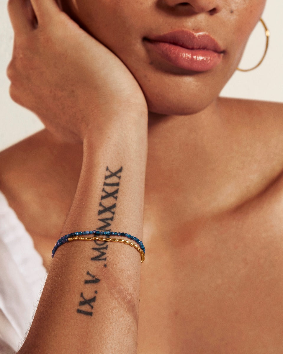 Brățară din argint cu kyanit albastru purtată pe mână