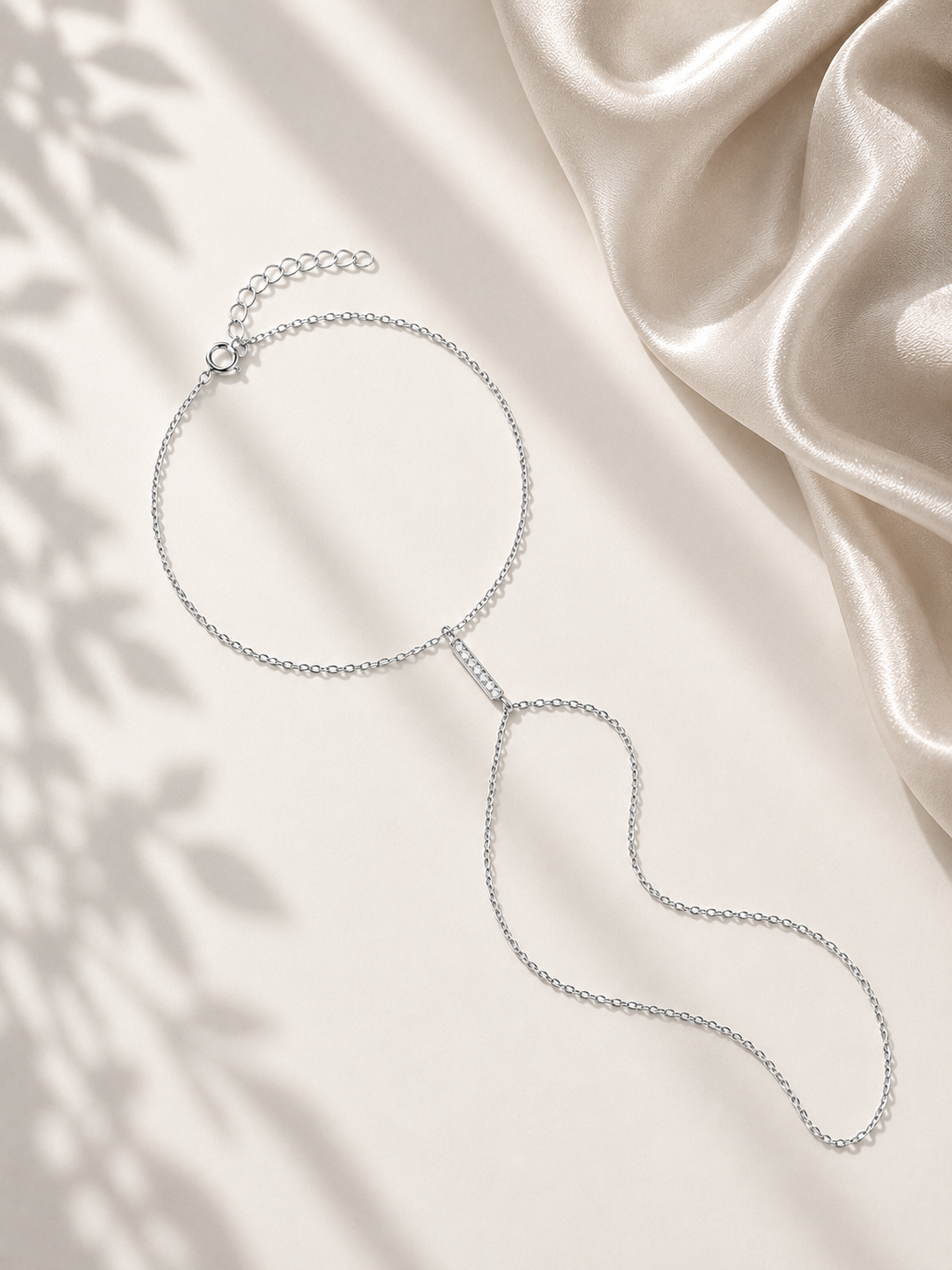 Brățară hand chain argintie minimalistă