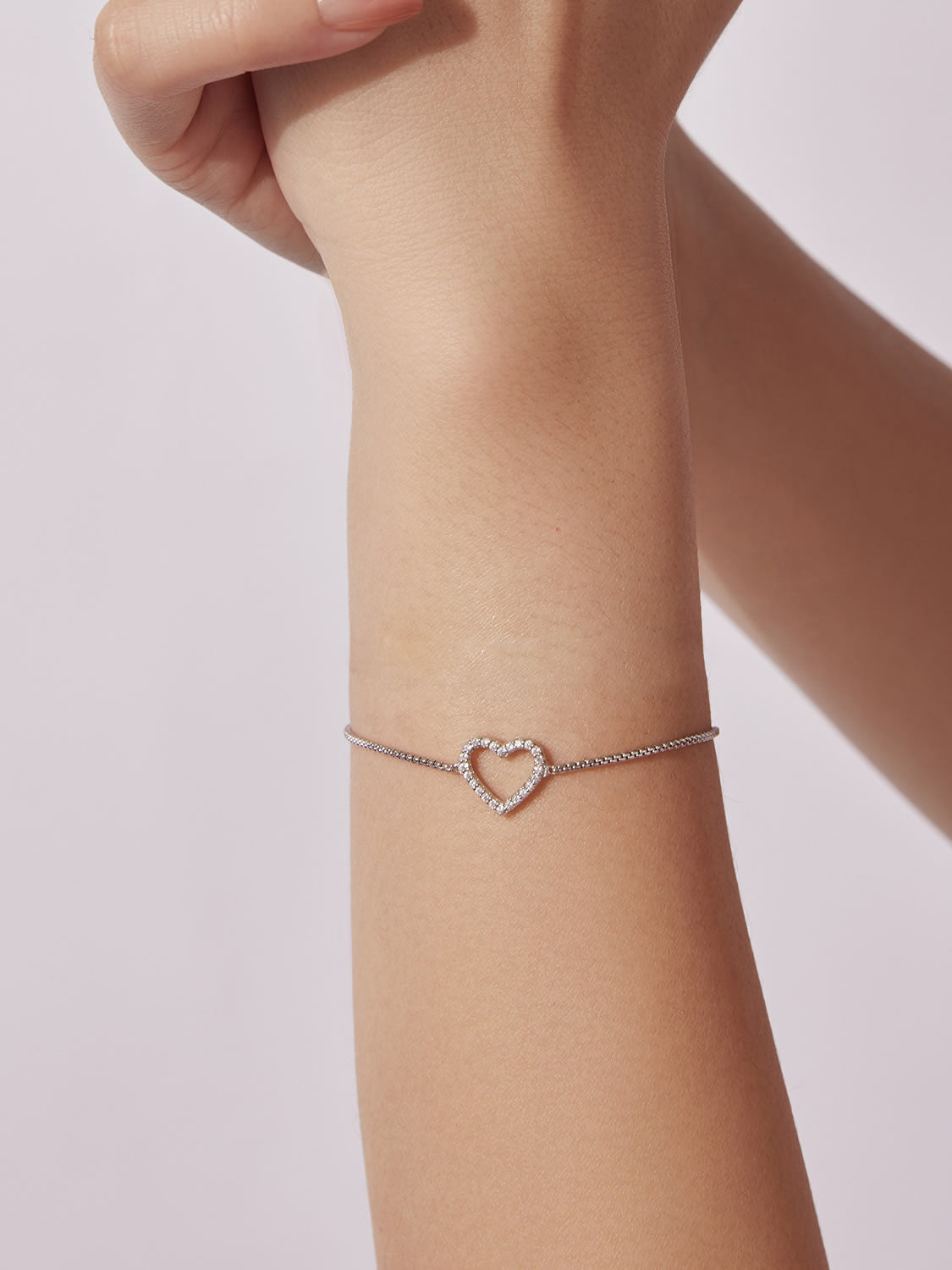 Brățară elegantă din argint cu moissanite și design feminin 