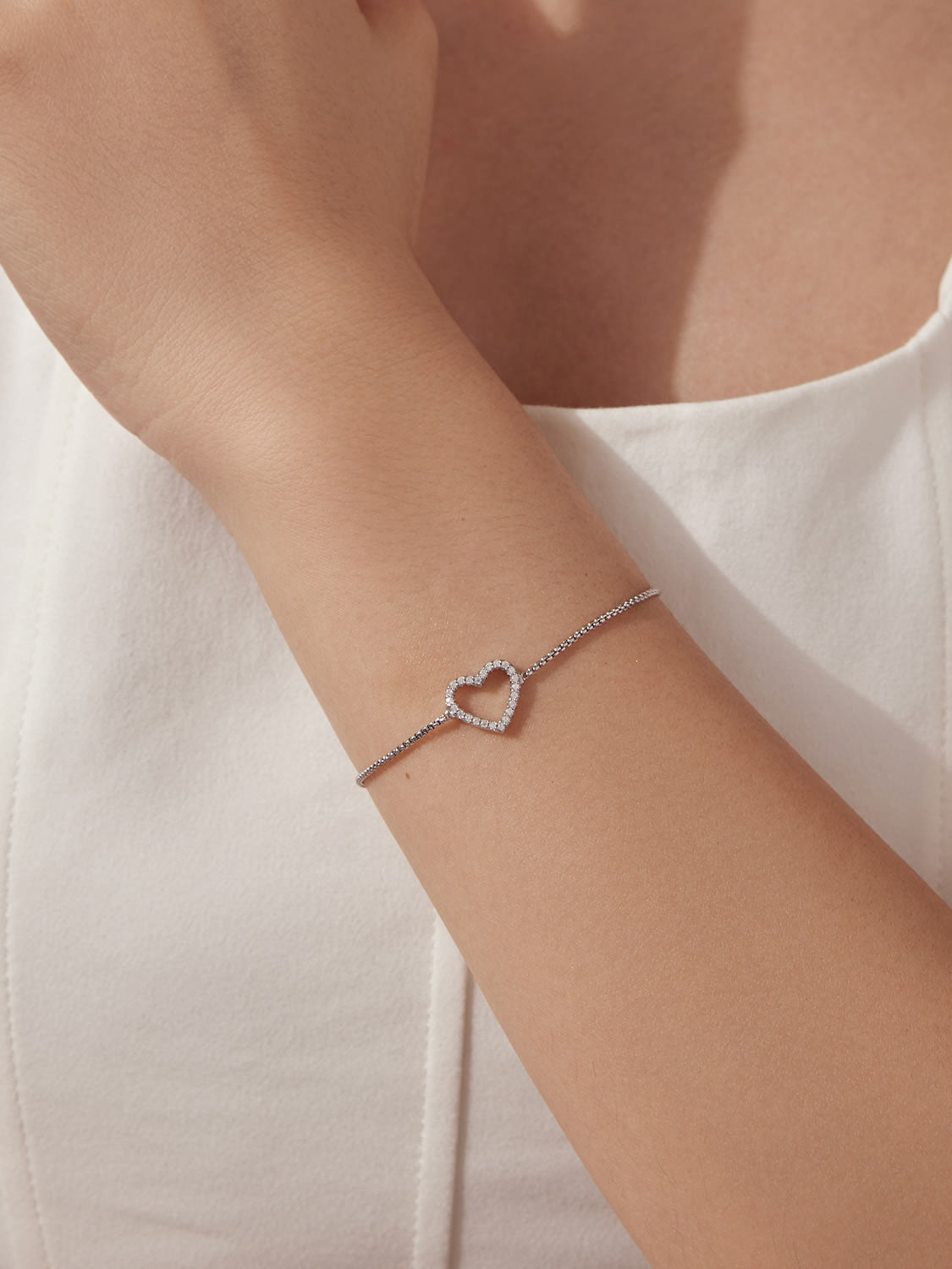 Brățară elegantă din argint cu moissanite și design feminin