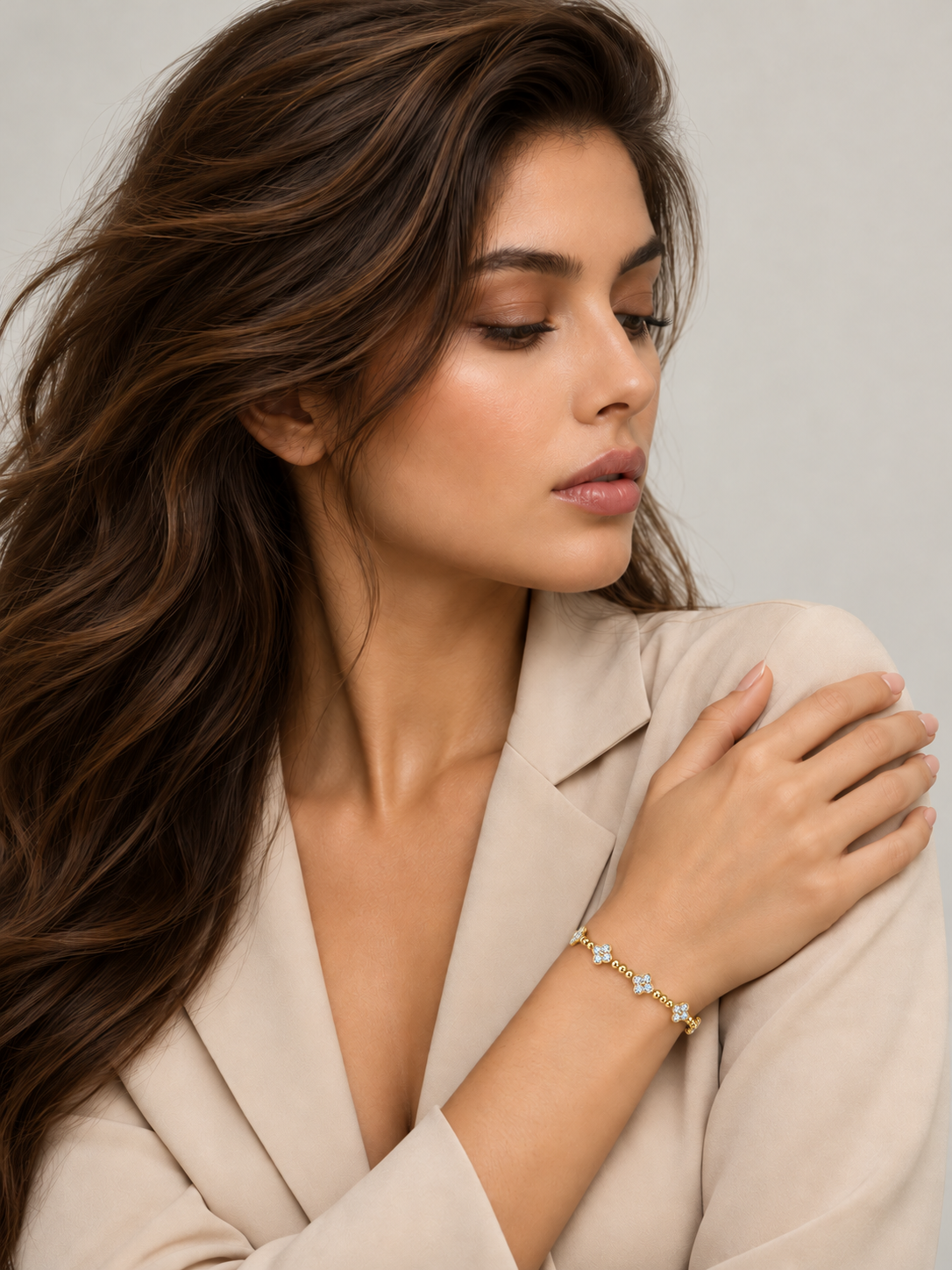 Brățară din Argint Moissanite Gold Clover Radiance cu Motive Florale pe model