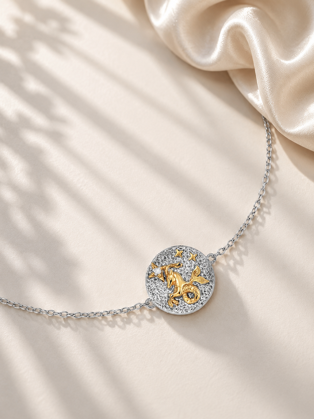 Brățară cu simbolul zodiei Capricorn și moissanite