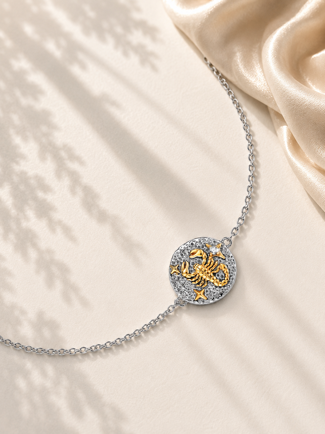 Brățară cu simbolul zodiei Scorpion și moissanite