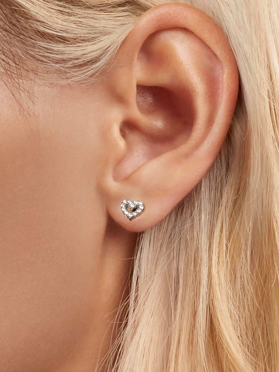 Cercei din argint 925 în formă de inimă purtați de model Sparkling Heartbeat