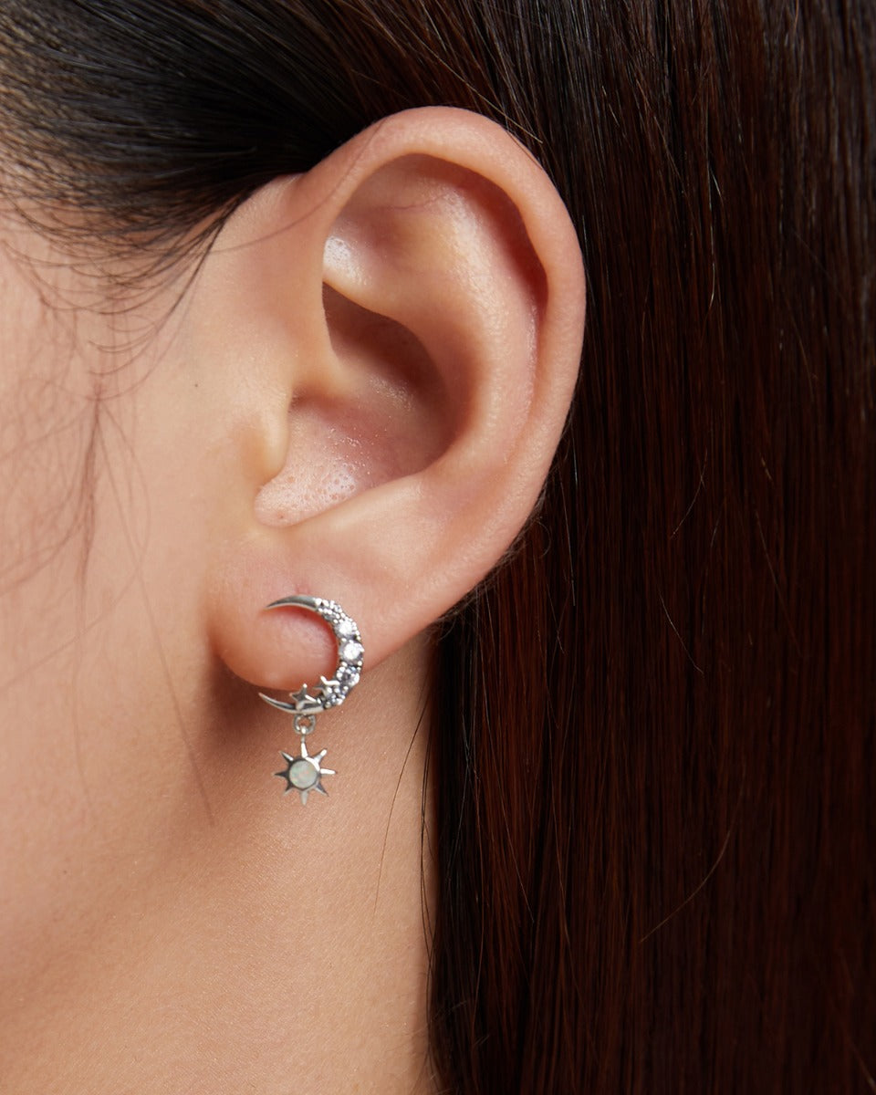 Cercei lungi din argint 925 stea și lună purtați de model