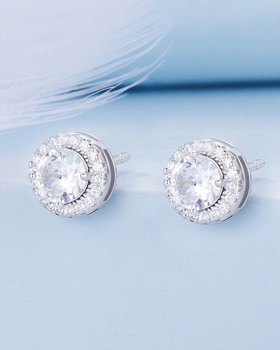 Cercei din argint 925 tip halo cu zirconiu 5A pe fundal albastru