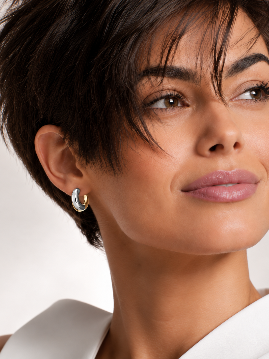 Cercei Argint 925 Two Tone Sculpted Hoops pe model