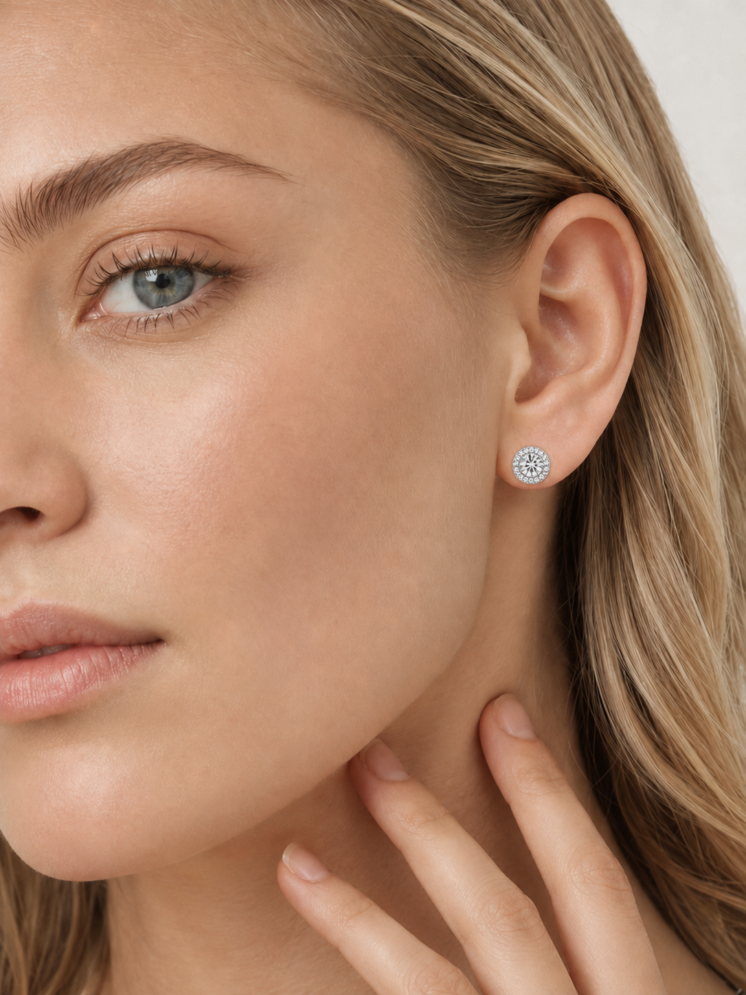 Cercei din argint 925 cu zirconiu 5A purtați de model Glistening Elegance