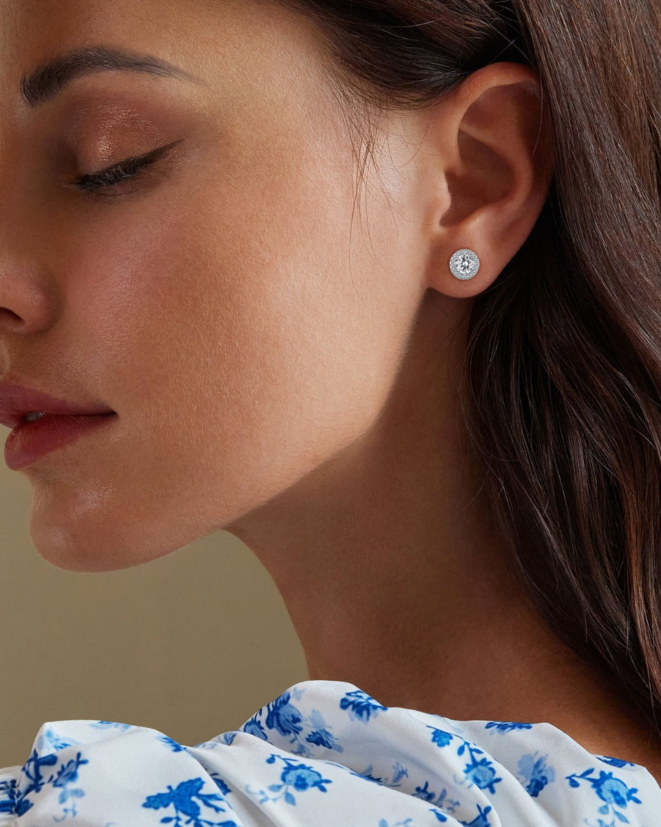 Cercei din argint 925 cu zirconiu 5A purtați de model Glistening Elegance