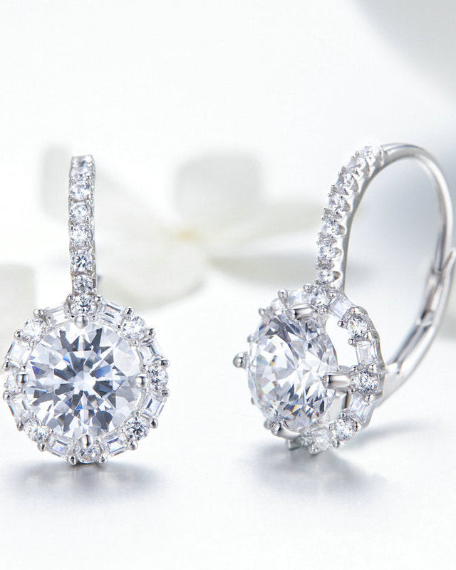 Detaliu cercei din argint 925 cu zirconiu rotund strălucitor