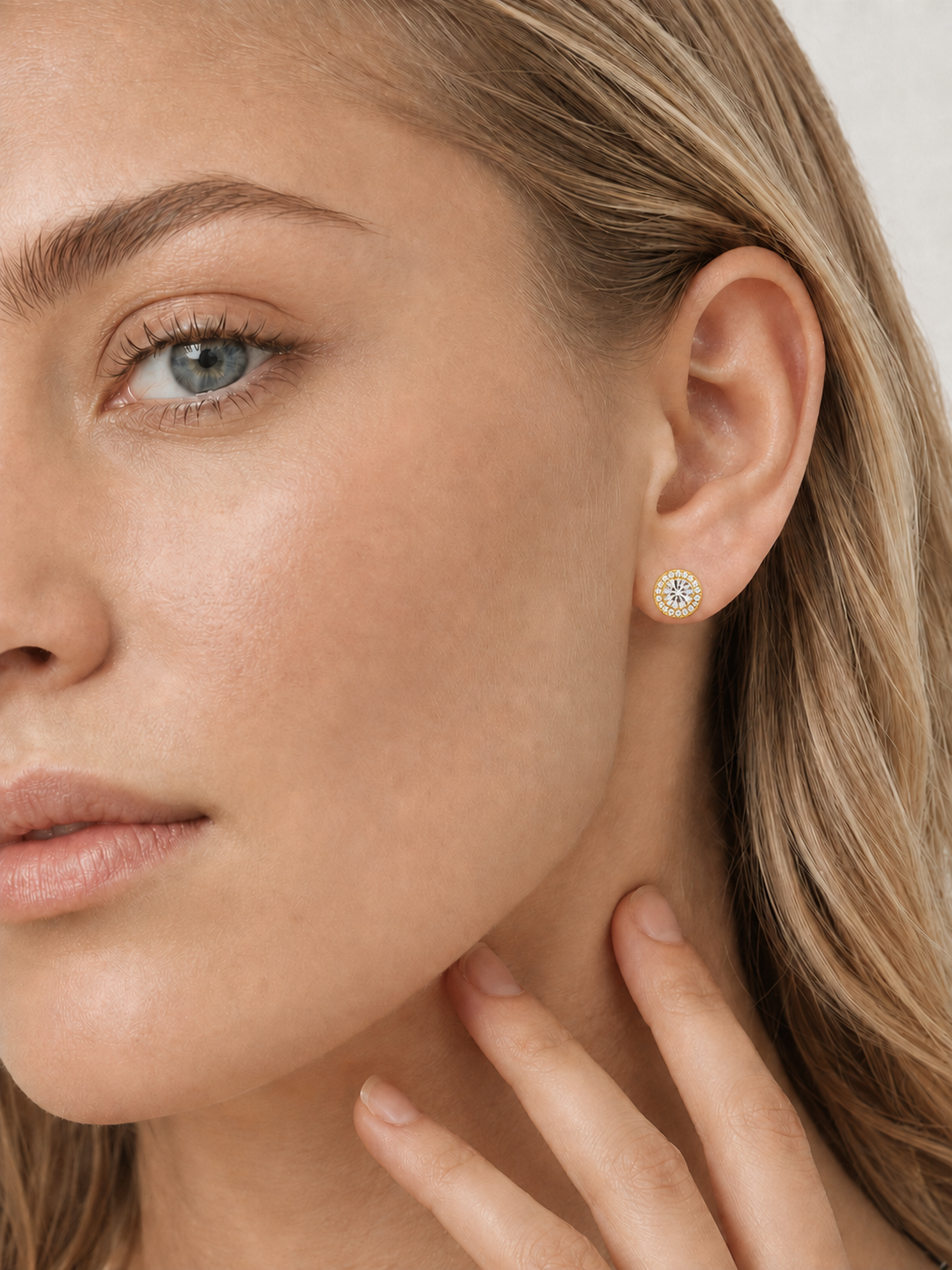 Cercei din argint 925 placat cu aur cu zirconiu purtați de model Golden Radiance