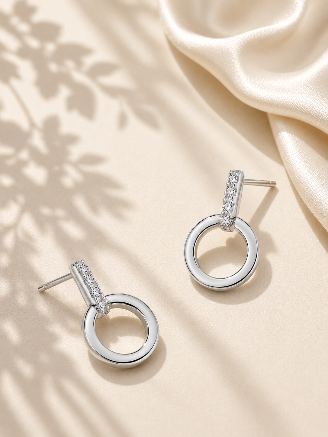 Cercei eleganti din argint in forma de cerc cu zirconii lifestyle