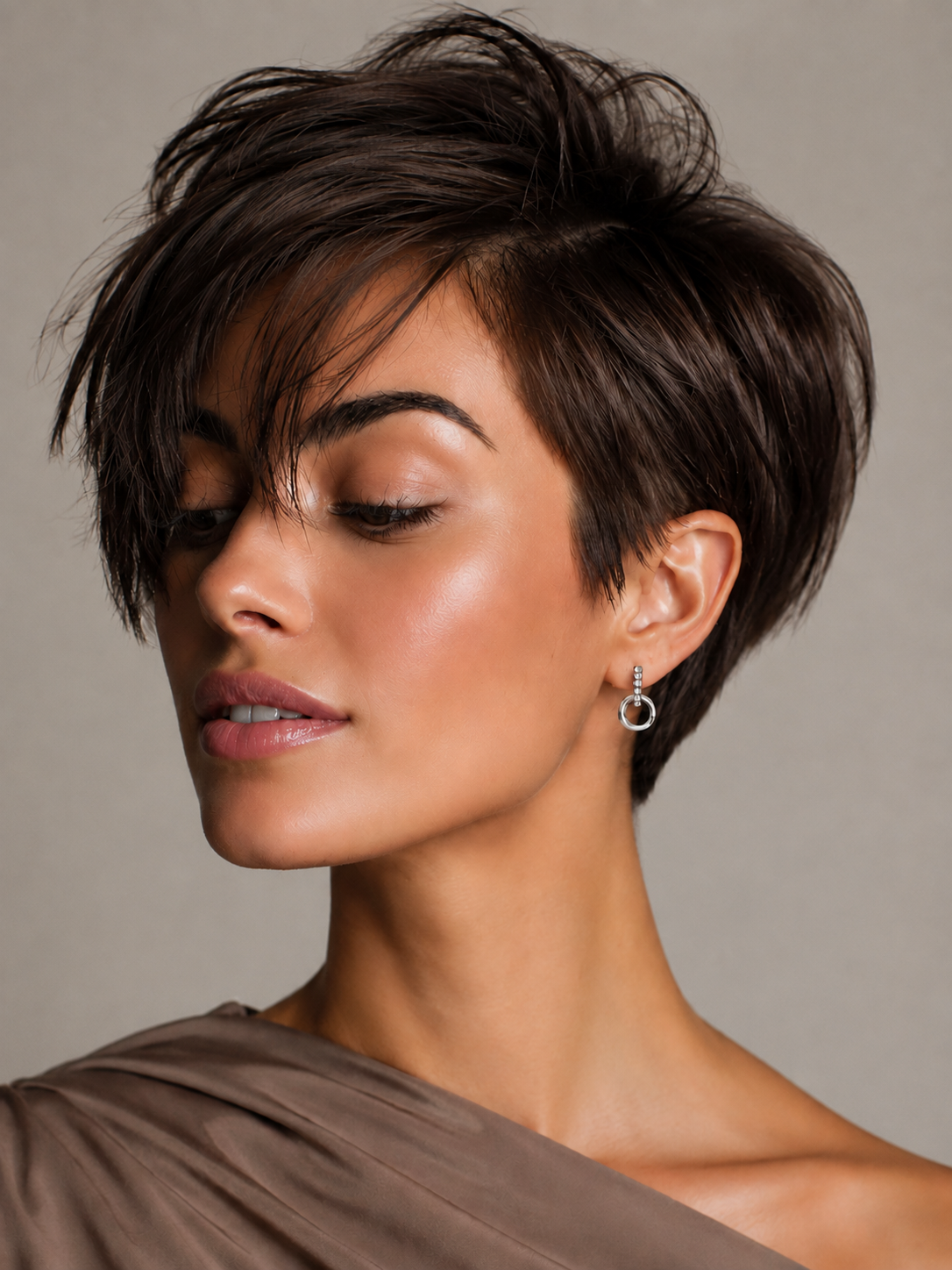 Cercei eleganti din argint in forma de cerc cu zirconii pe model