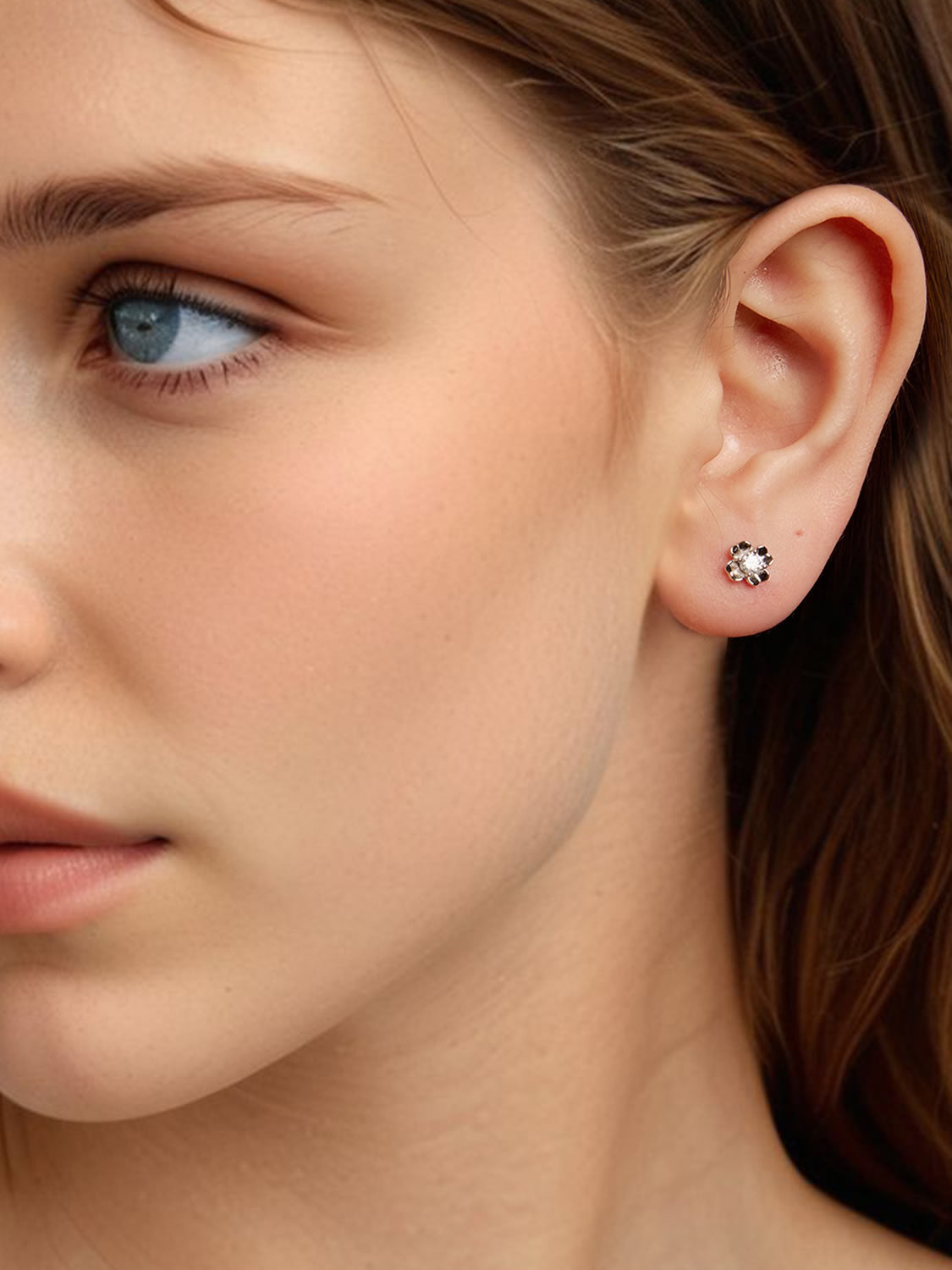 Cercei eleganti din argint cu design floral si moissanite