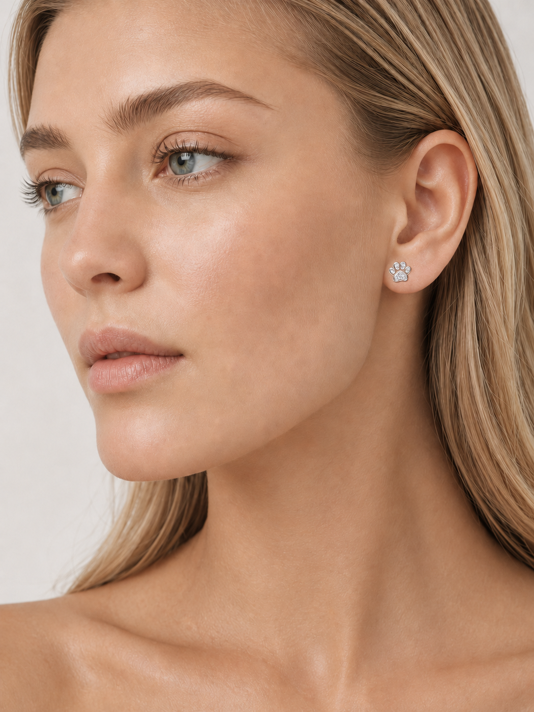 Cercei din argint cu labuta opal si zirconii eleganti pe model