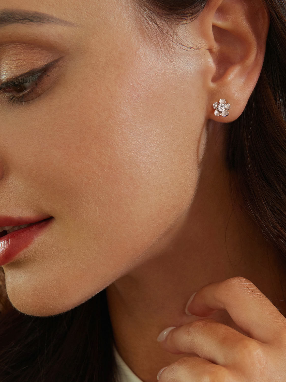 Cercei moderni din argint cu design floral