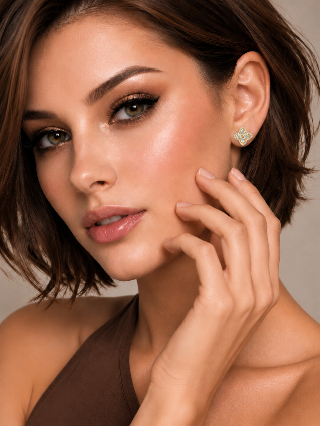 Cercei din Argint Moissanite Gold Celestial Bloom pe model