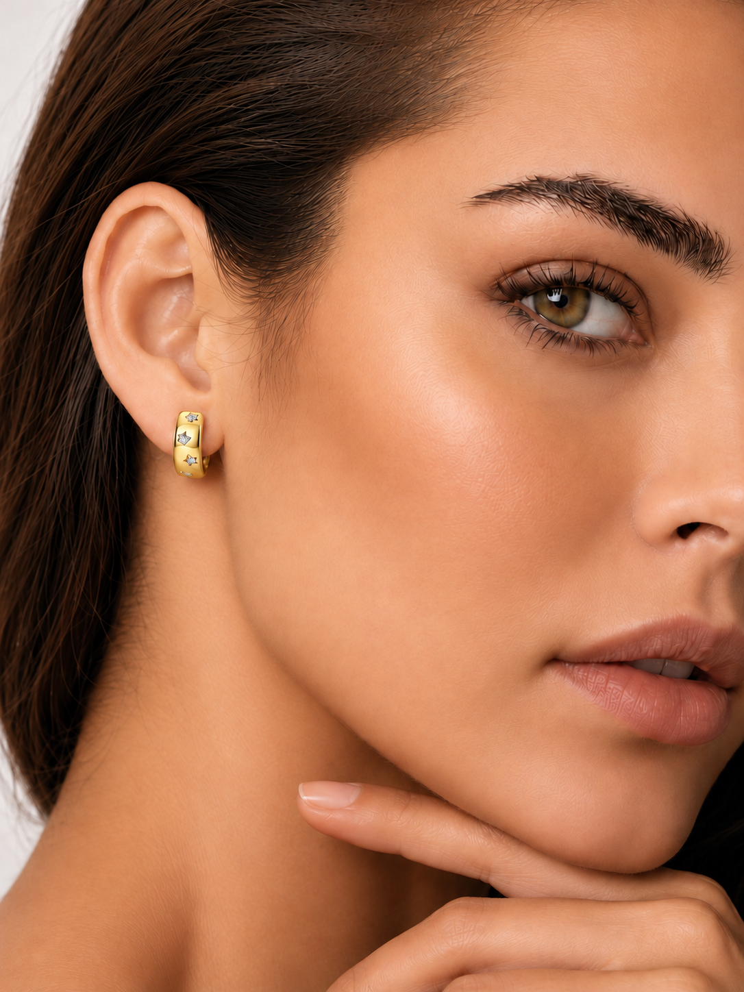 Cercei din Argint Moissanite Gold Celestial Glow pe model de aproape