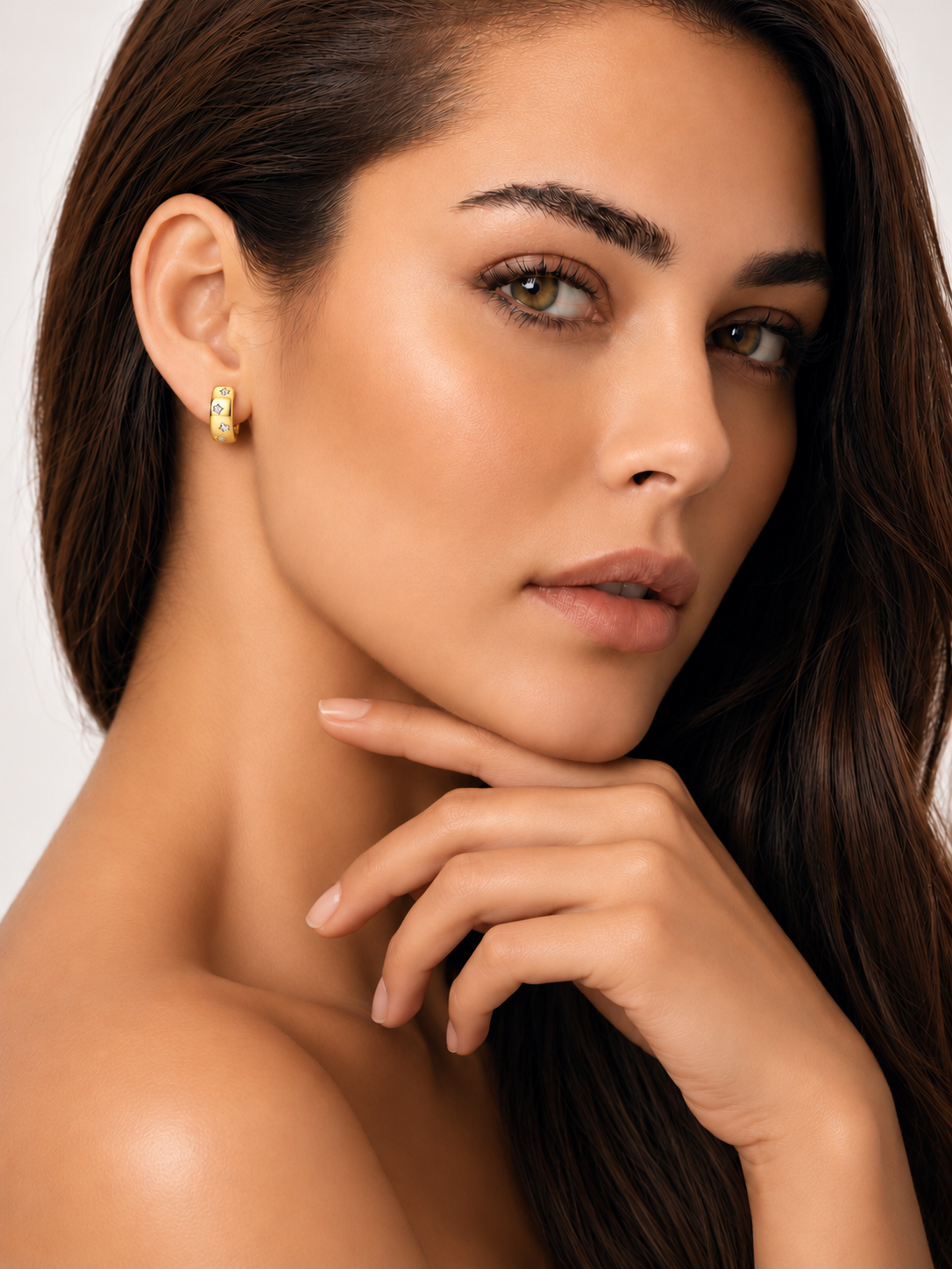 Cercei din Argint Moissanite Gold Celestial Glow pe model