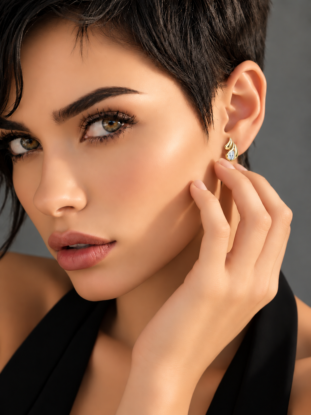 Cercei din Argint Moissanite Gold Flame Drop pe model