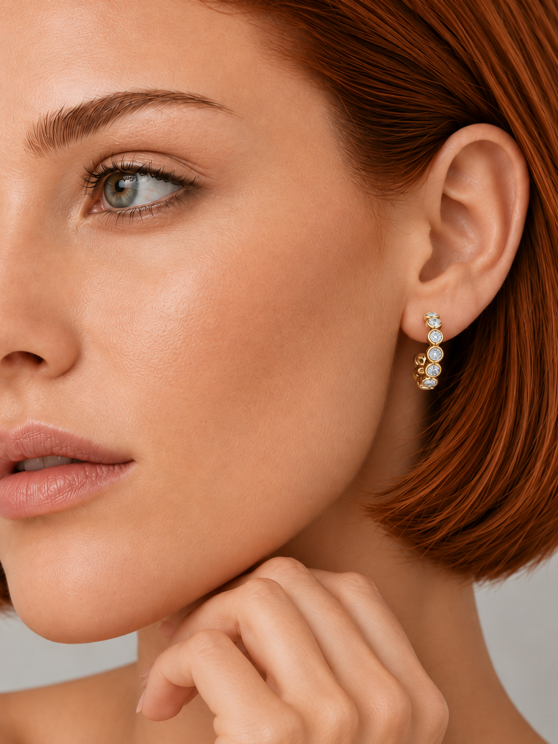 Cercei din Argint Moissanite Gold Orbit Line pe model de aproape