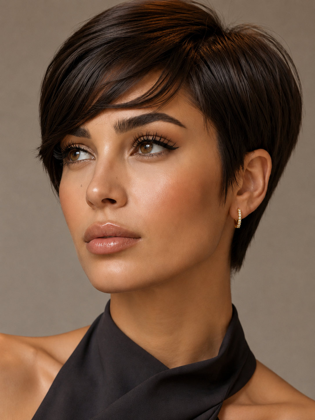 Cercei din argint cu moissanite model hoops elegant pe model