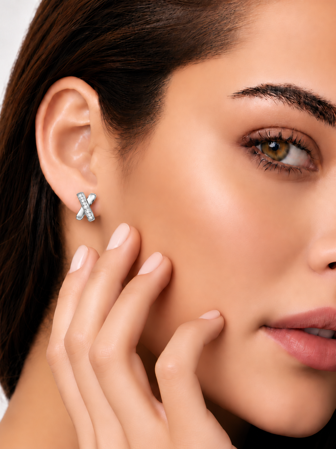 Cercei din Argint Moissanite Silver Cross Éclat pe modelde aproape