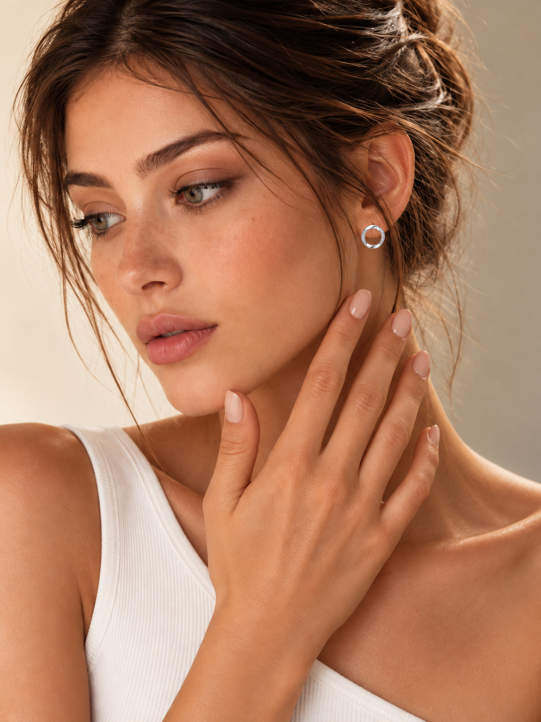 Cercei din Argint Moissanite Silver Eternal Orbit pe model