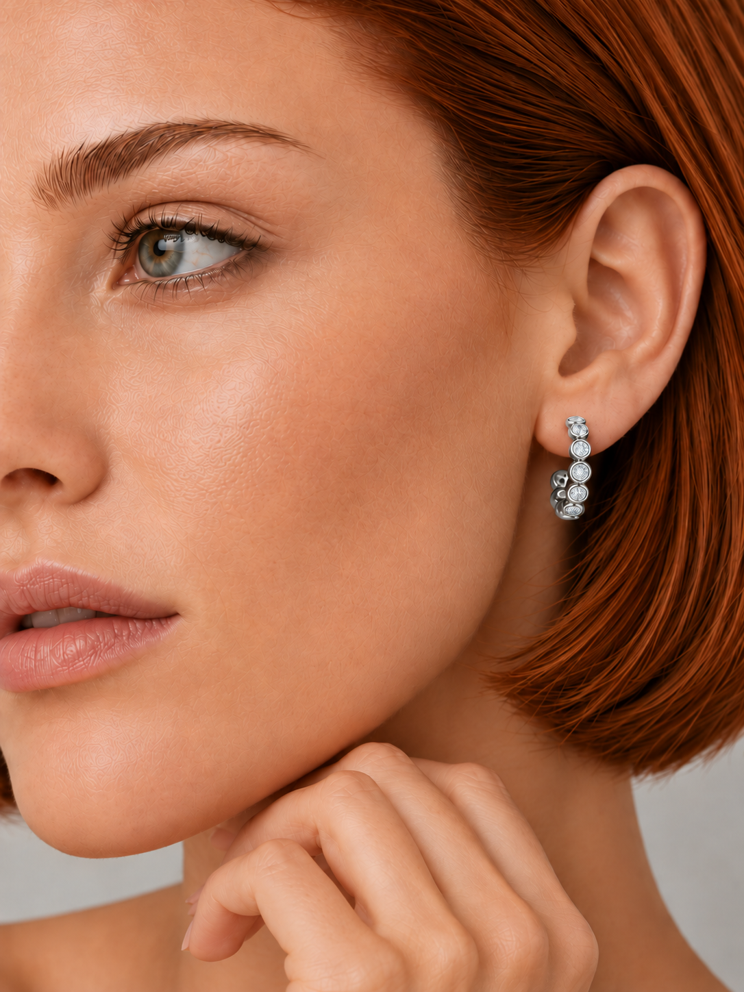 Cercei din Argint Moissanite Silver Orbit Line pe model de aproape