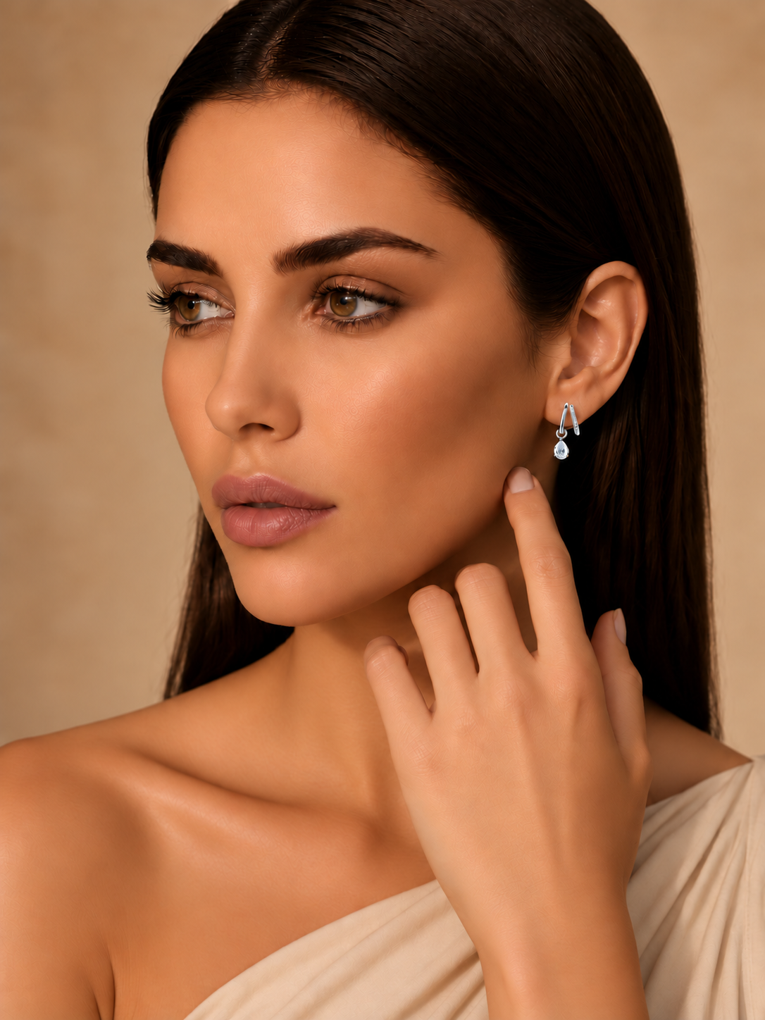 Cercei din Argint Moissanite Silver Pear Cascade pe model