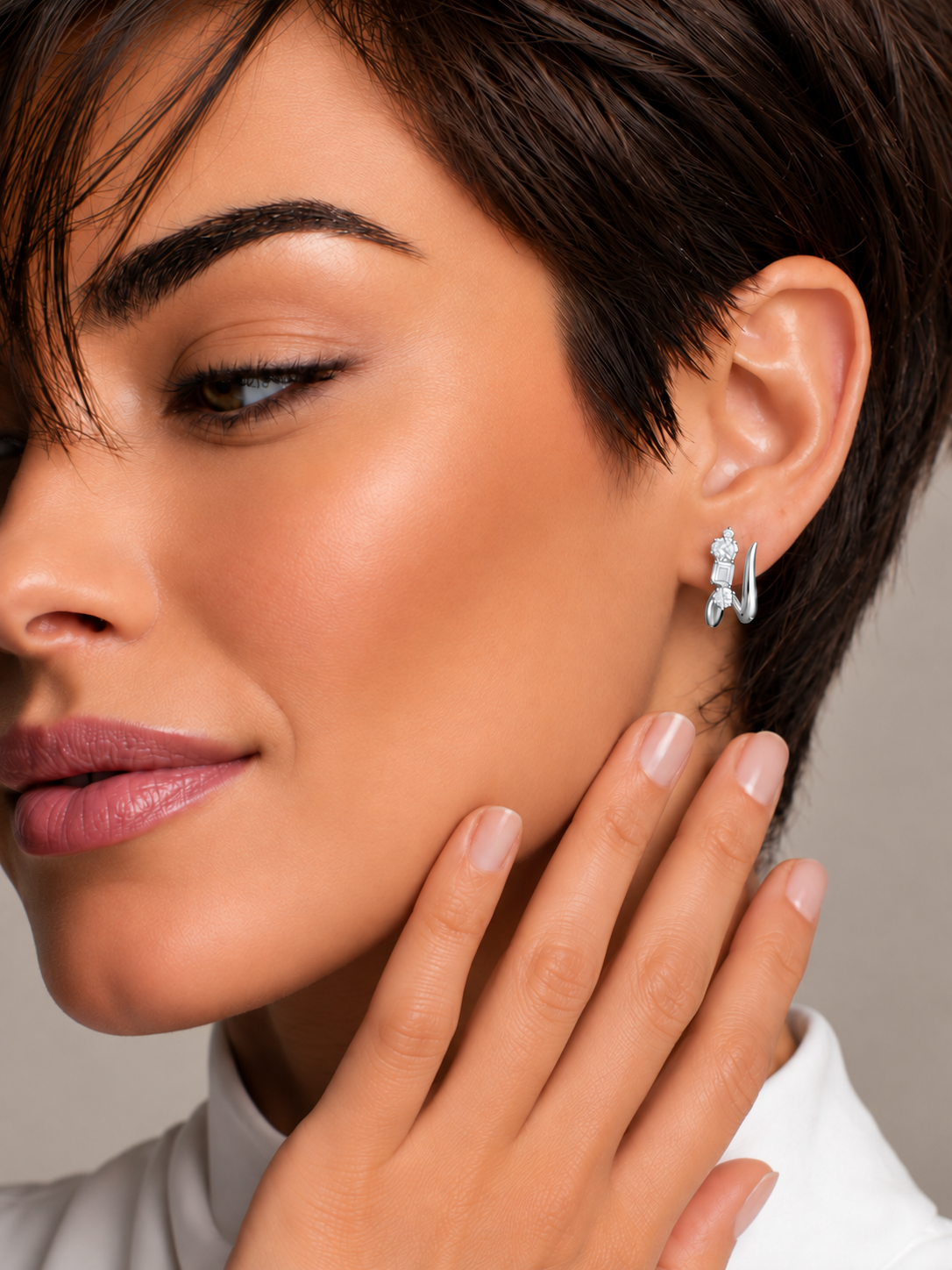 Cercei din Argint Moissanite Silver Sculpted Orbit pe model de aproape